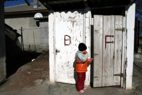 În anul 2023, încă avem sute de toalete în curtea școlii. Guvernarea „a exclus” din bugetul de stat banii promiși pentru construcția și reparația grupurilor sanitare în școli